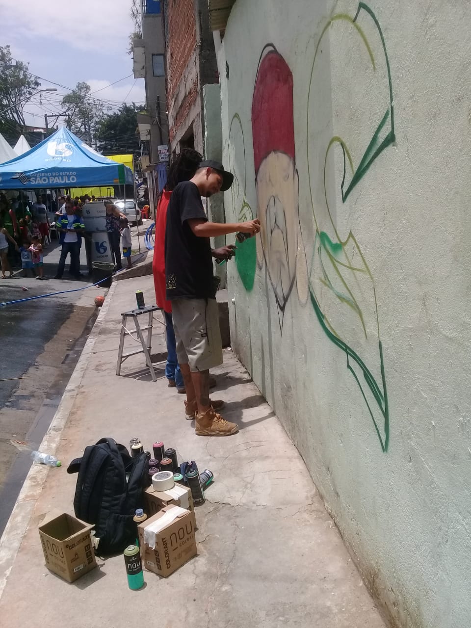 imagem dos meninos pixchando o muro